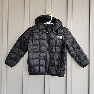 The North Face Kids Thermoball Hooded Puffer Jacket Black, Size 2T